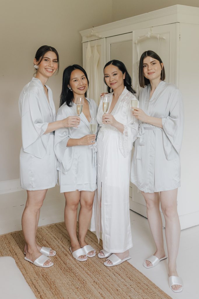 Braut beim Getting Ready auf dem Gut Bliestorf, Hochzeit Studio Wedded