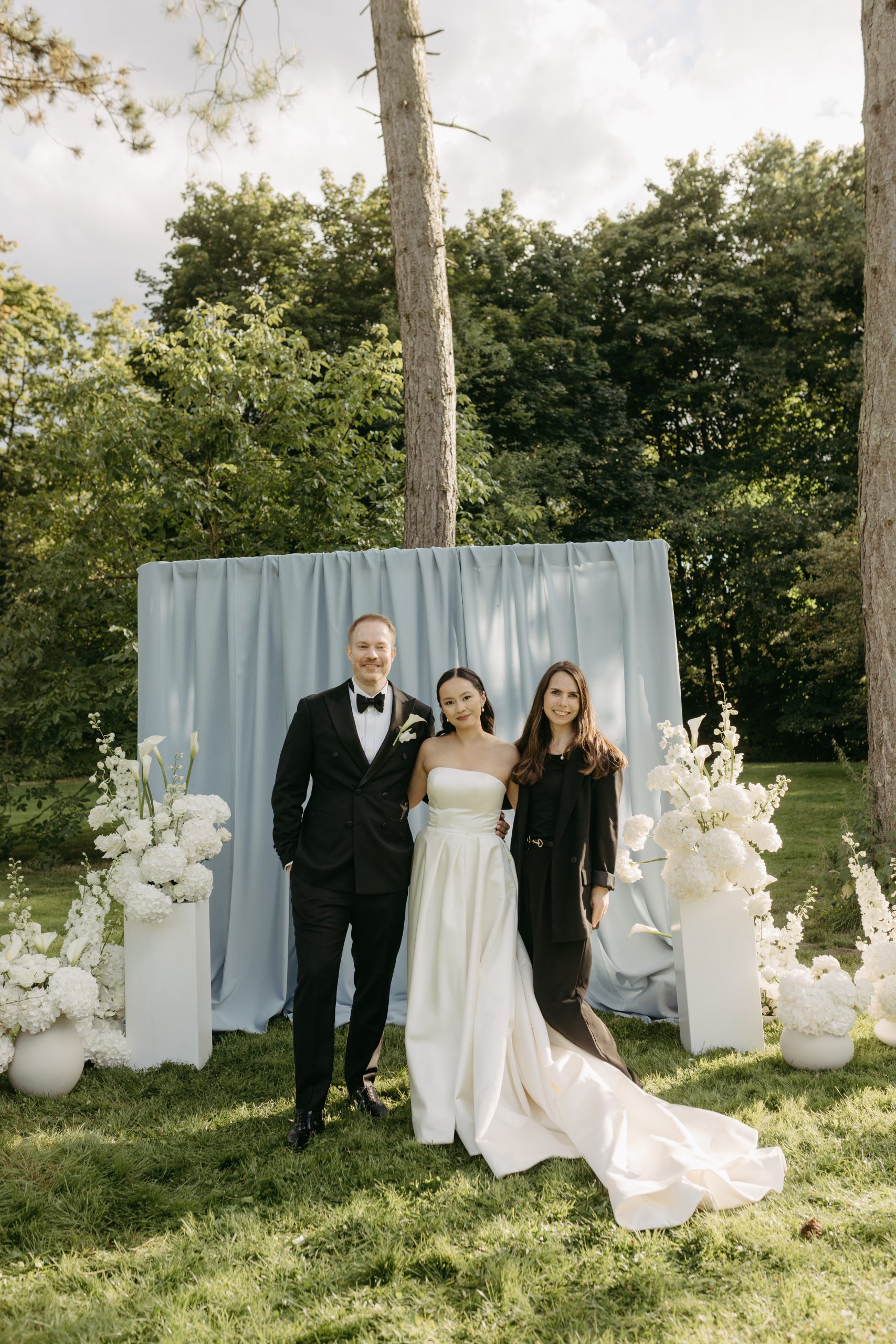 Brautpaar mit Hochzeitsplanerin Studio Wedded auf dem Gut Bliestorf