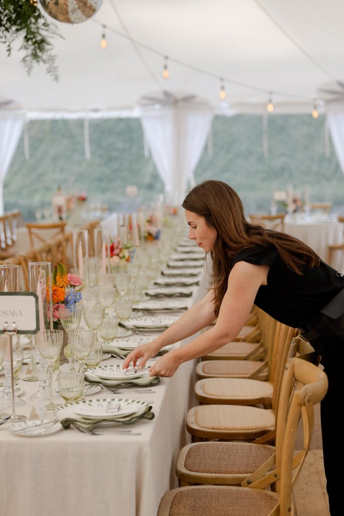 Hochzeitsplanerin Jennifer Meachem prüft Tischdekoration
